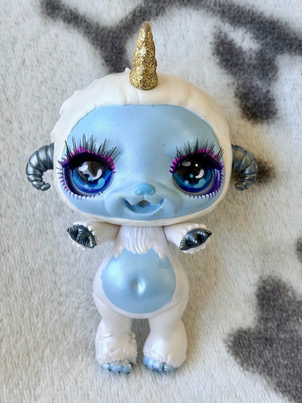 2018 Poopsie Cutie Tooties “Frostbite/Avalanche” (White Yeti) 4” Rubber Figurine